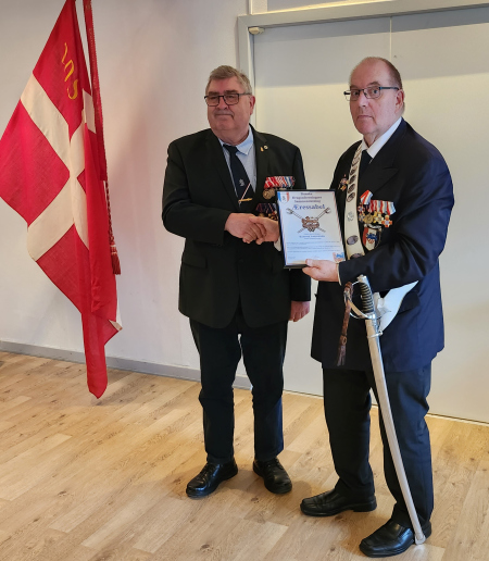 Bjarne Andresen får tildelt Dragonforeningens Æressabel.